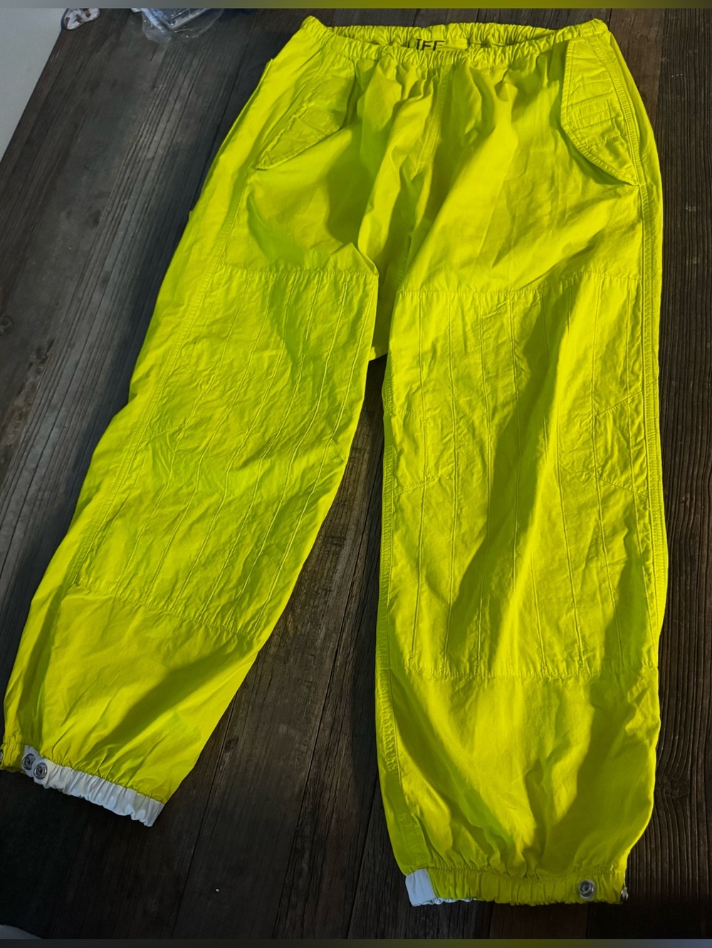 FREECITY PARACHUTE CARGO PANT. NWT. SIZE L 💛